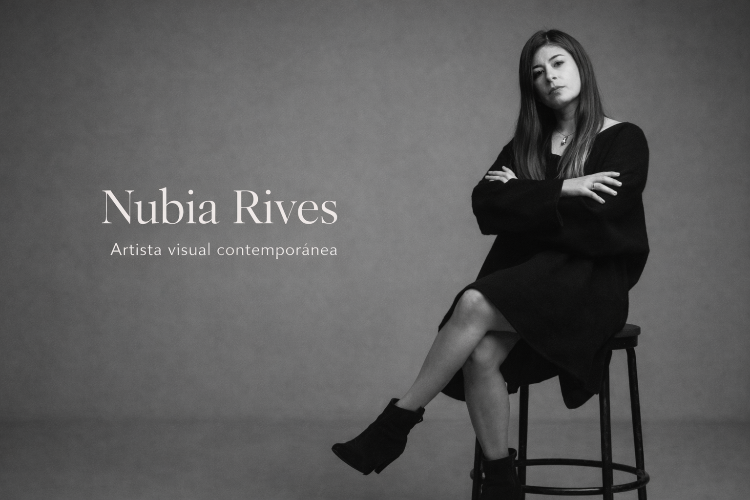 La artista visual contemporánea Nubia Rives se sienta para un retrato en blanco y negro