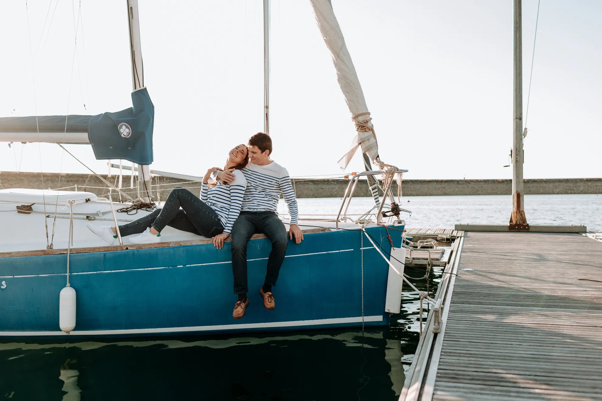 un couple sur un bateau de plaisance