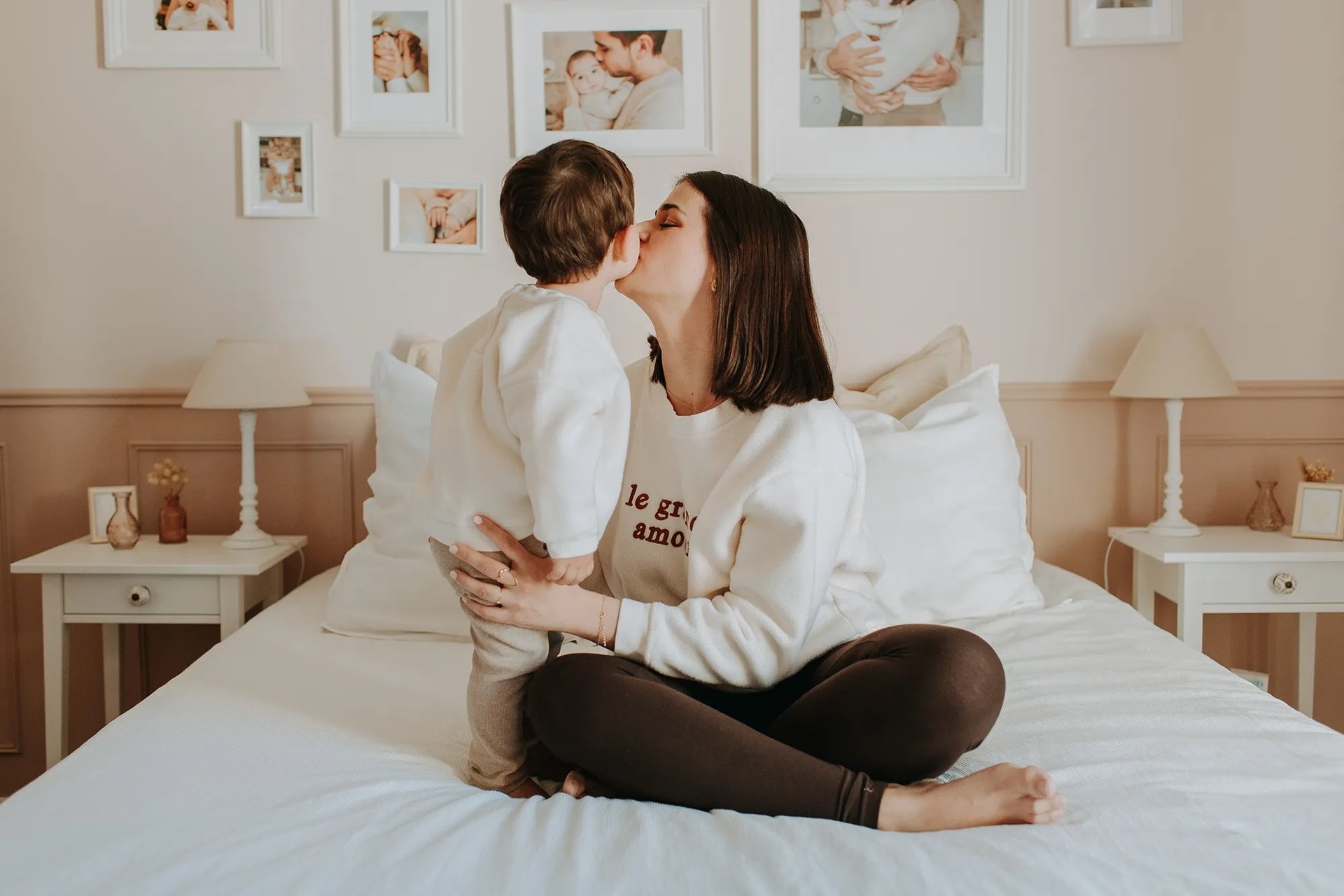 un mere et son fils lors d une seance photo