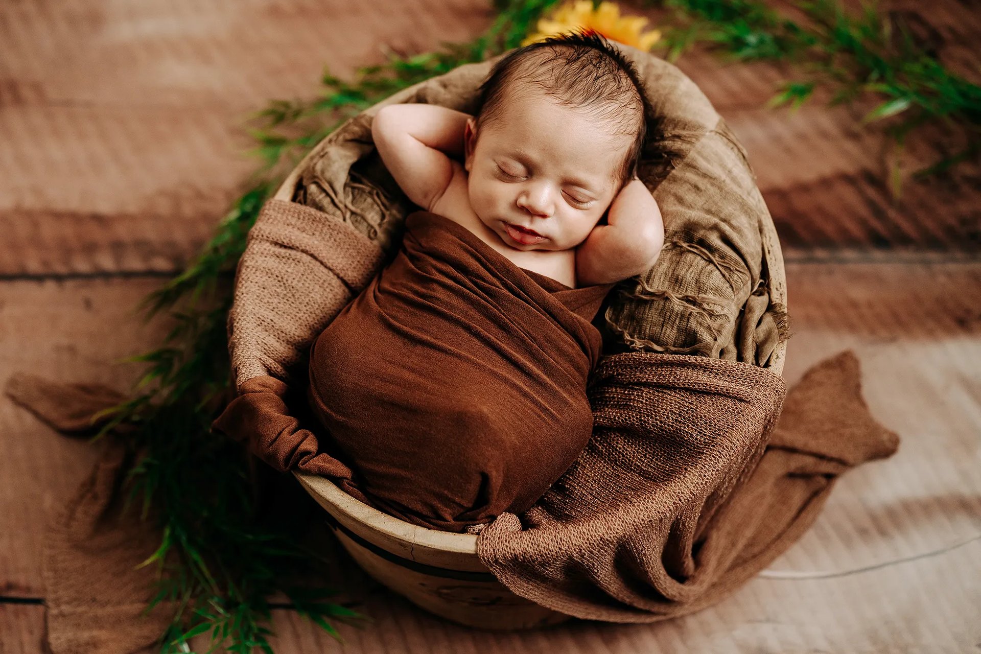 un bébé pendant une séance photo de naissance à troyes