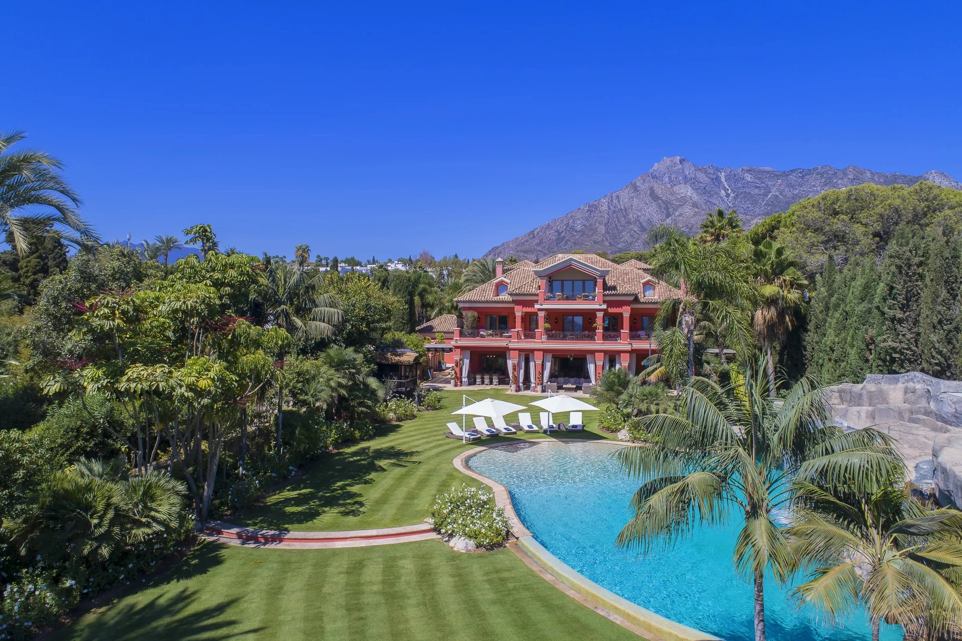 Beachfront estate overlooking the Mediterranean on Marbella's Golden Mile