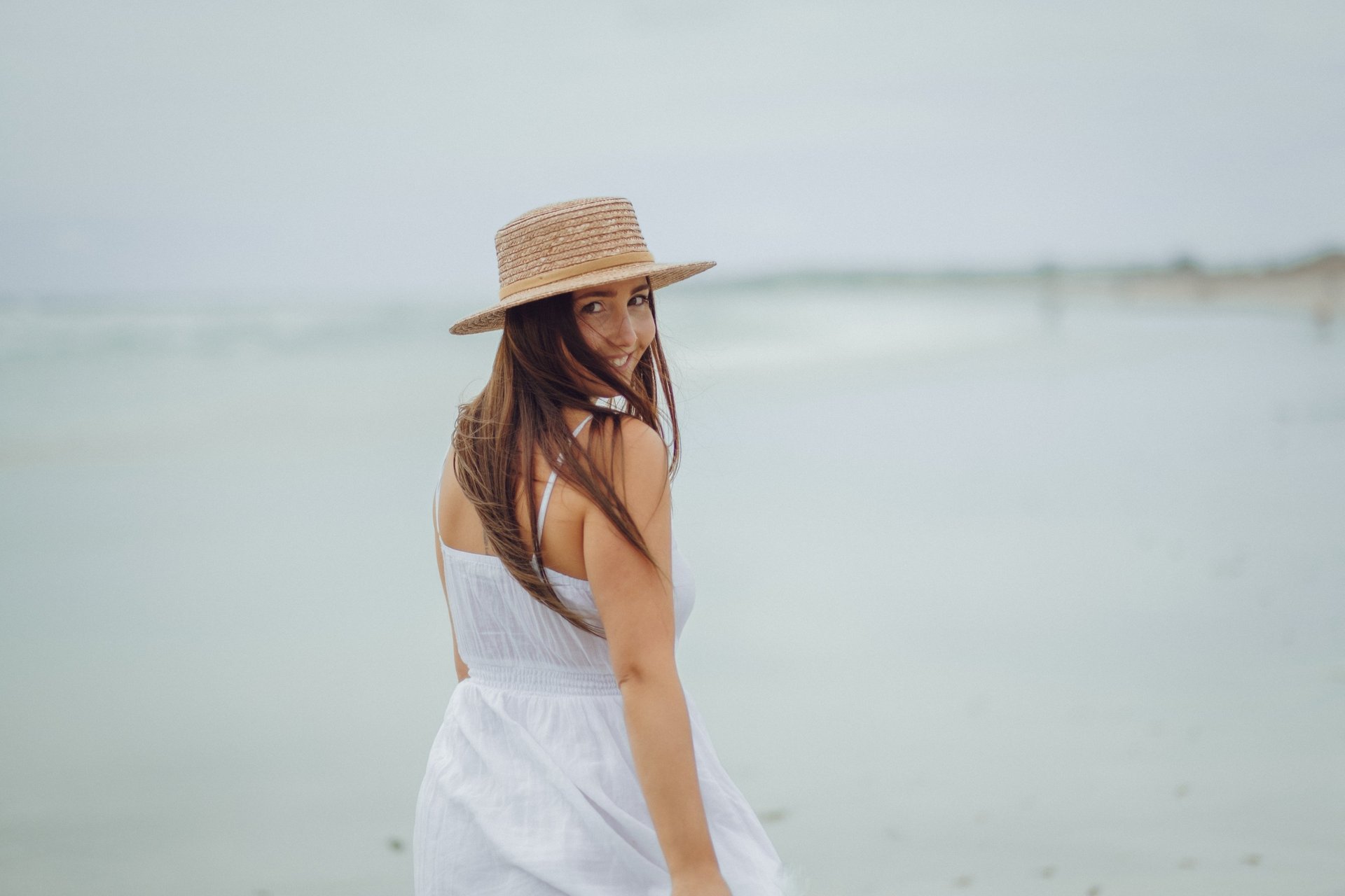 women candid walking pose