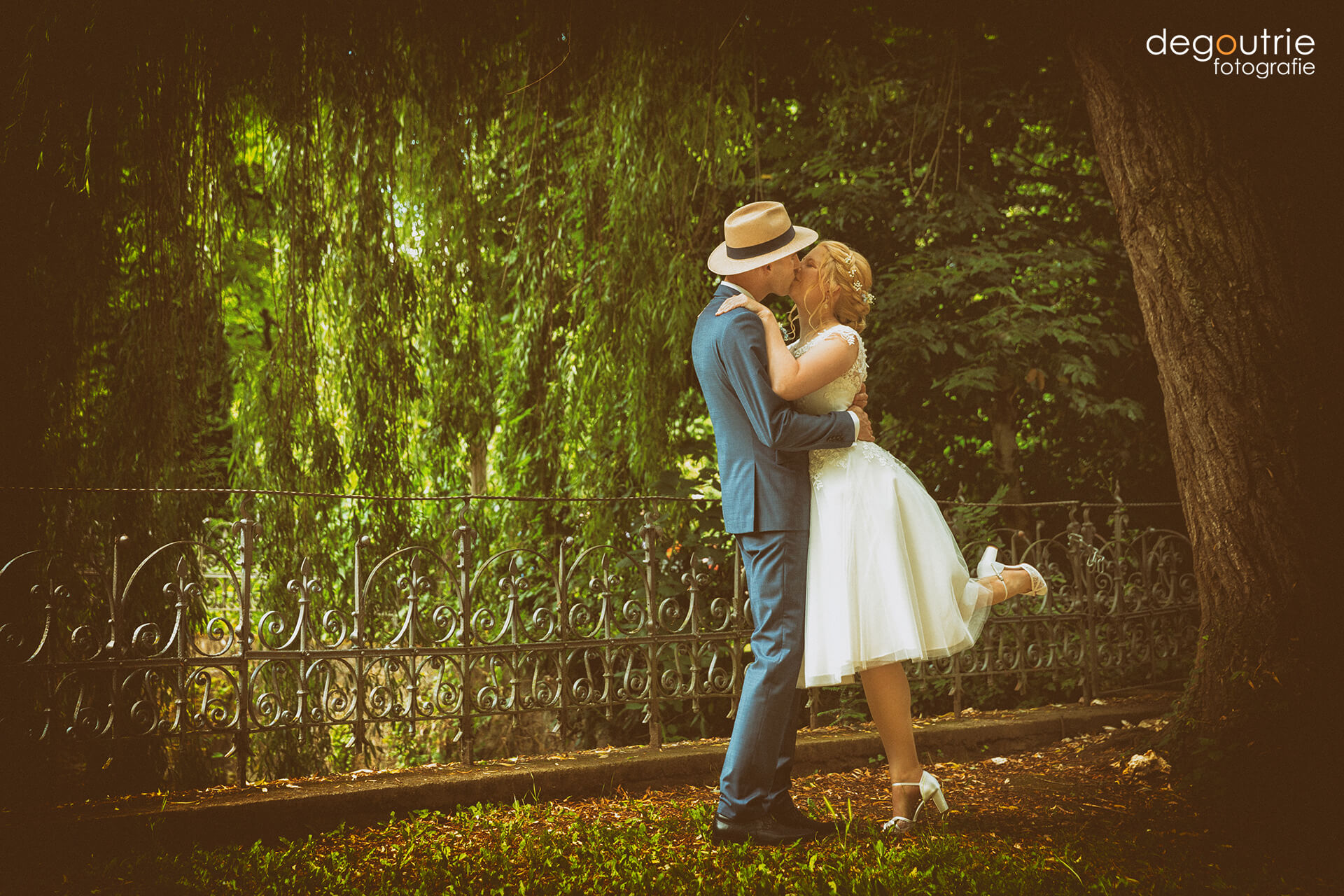 Elegantes Hochzeitspaar im Park schöne Aufnahme