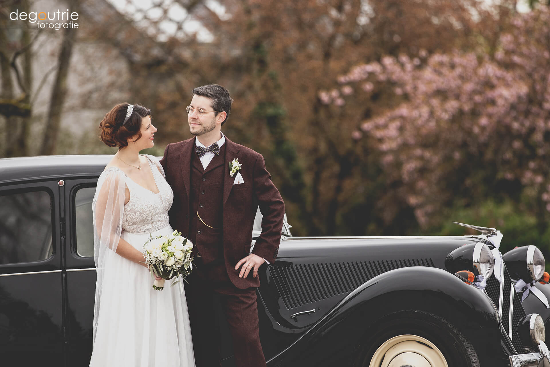 Brautpaar Vintage Hochzeit mit Oldtimer restaurierter Citroen Traction 11 CV