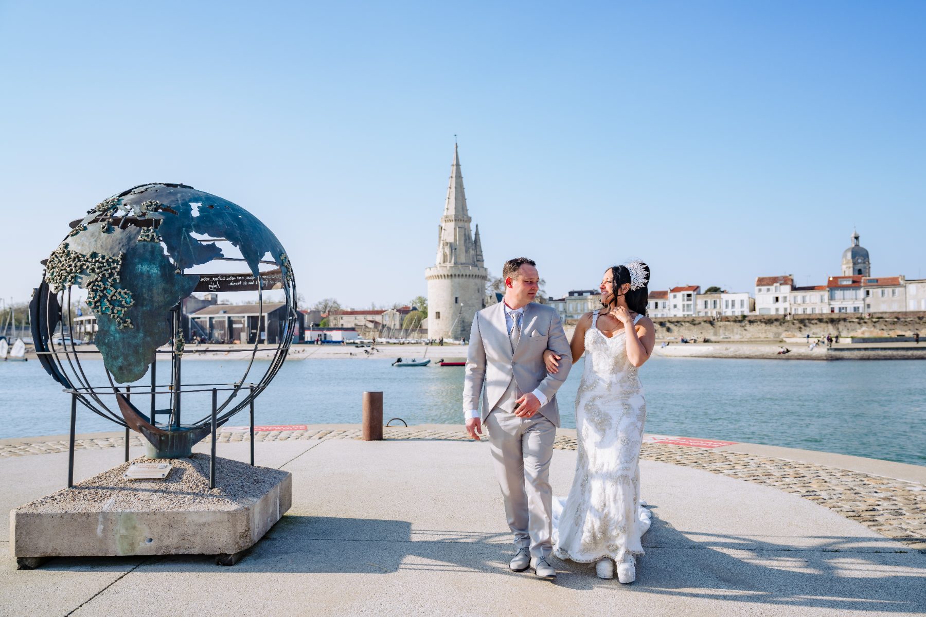 mariage La Rochelle remparts couple marchant devant les tours