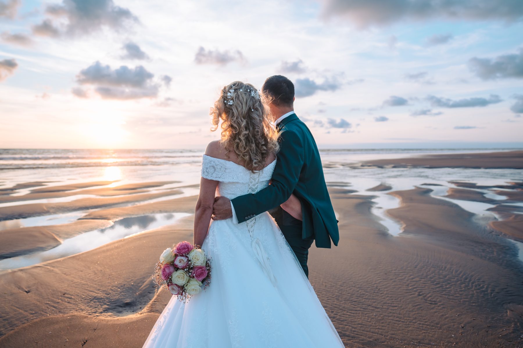photographe-mariage-royan-couple-de-marieis-qui-regardent-l-oceian