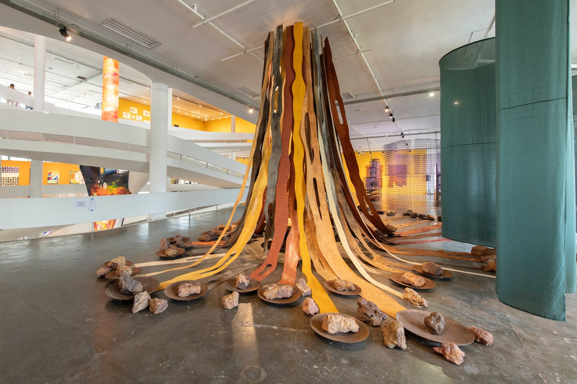 instalação de Marlene Almeida durante a 36ª Bienal de São Paulo (Levi Fanan / Fundação Bienal)