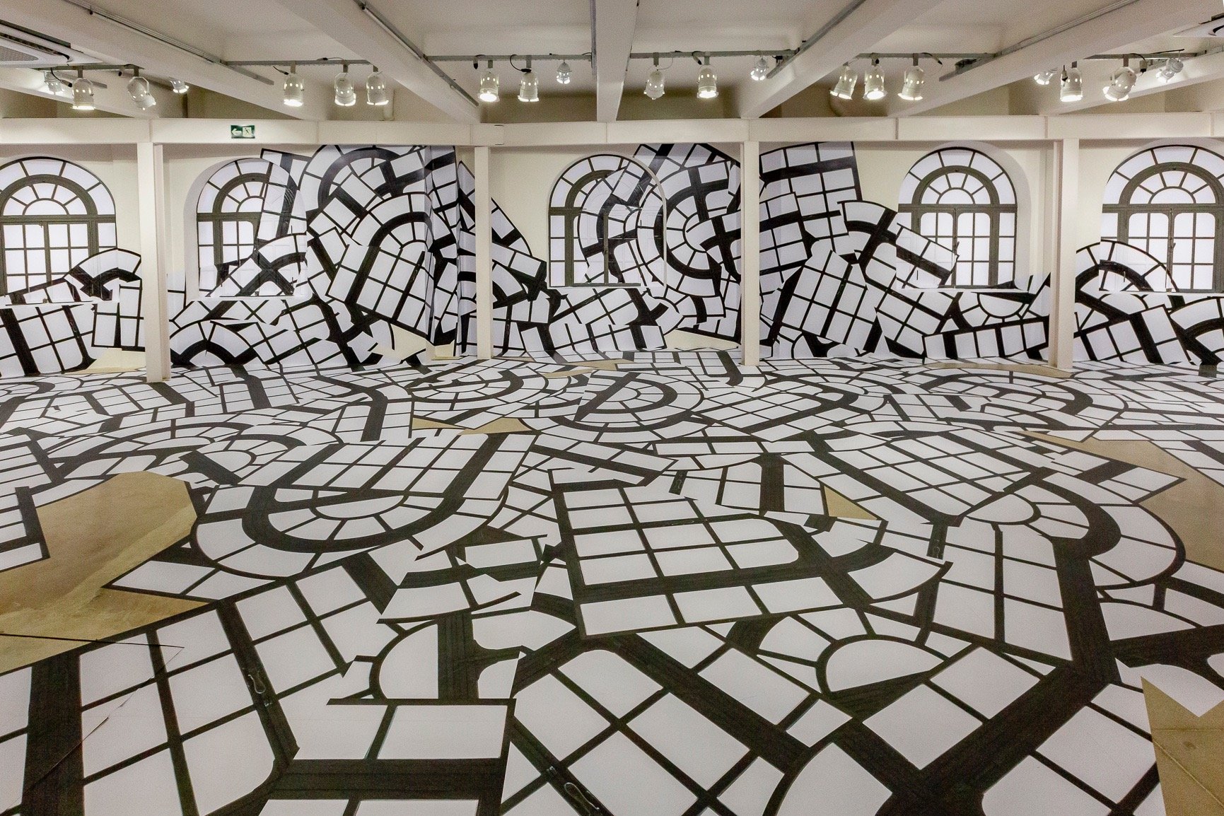 Cascata 2020 Vinil adesivo/ variáveis Exposição "Limiares", Paço das Artes,