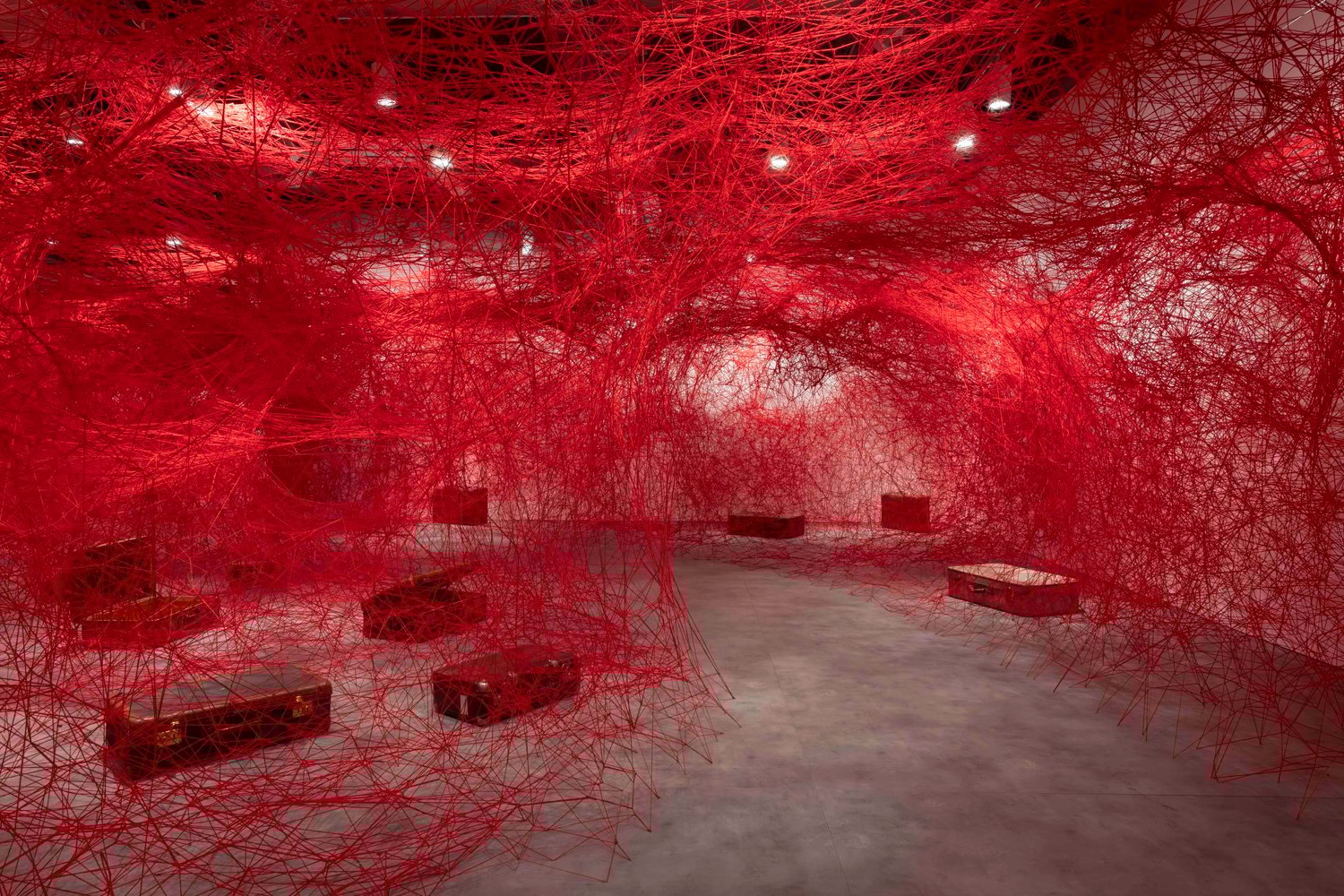 Trabalho da artista japonesa Chiharu Shiota, "ENTRE MUNDOS, (2024) photos Kayhan Kaygusuz