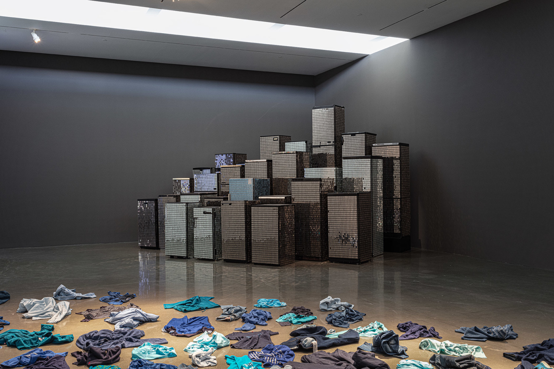 Esculturas com espelhos e máscaras – Kader Attia