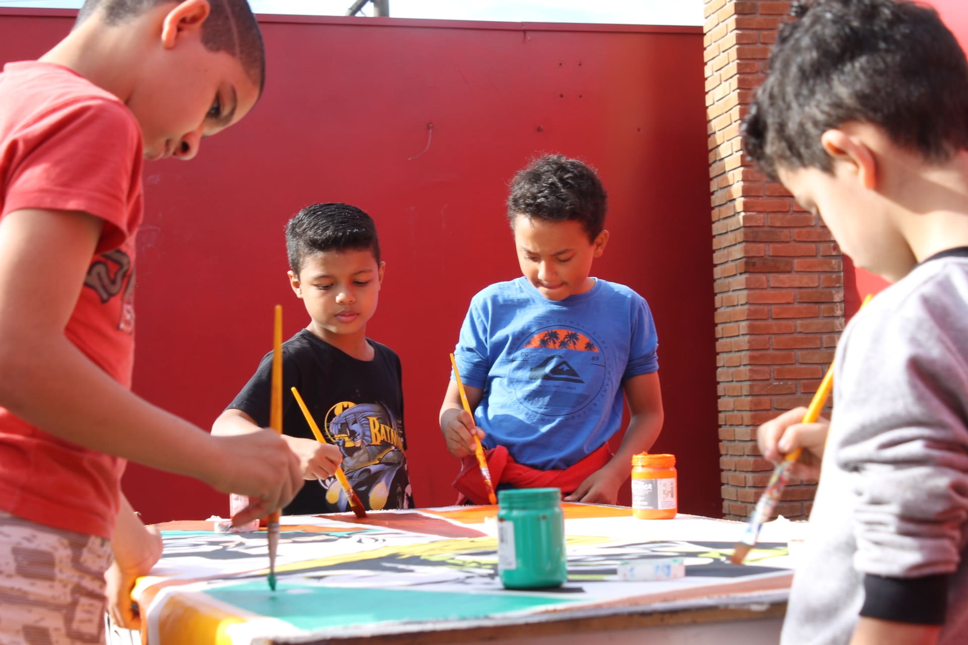 Idealizado pelo artista visual Sérgio Astral, o projeto "Instala Escola" leva instalações artísticas