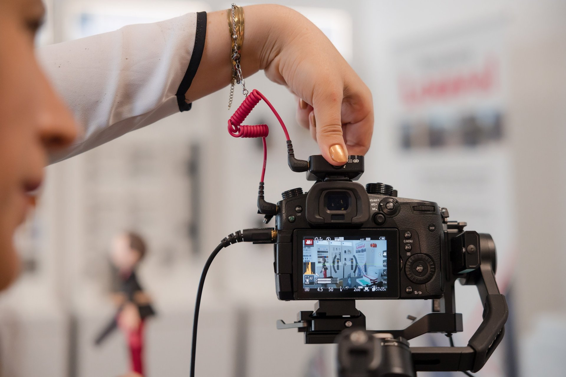 Matériel en tournage de vidéo d'entreprise avec la vidéaste léa olivier