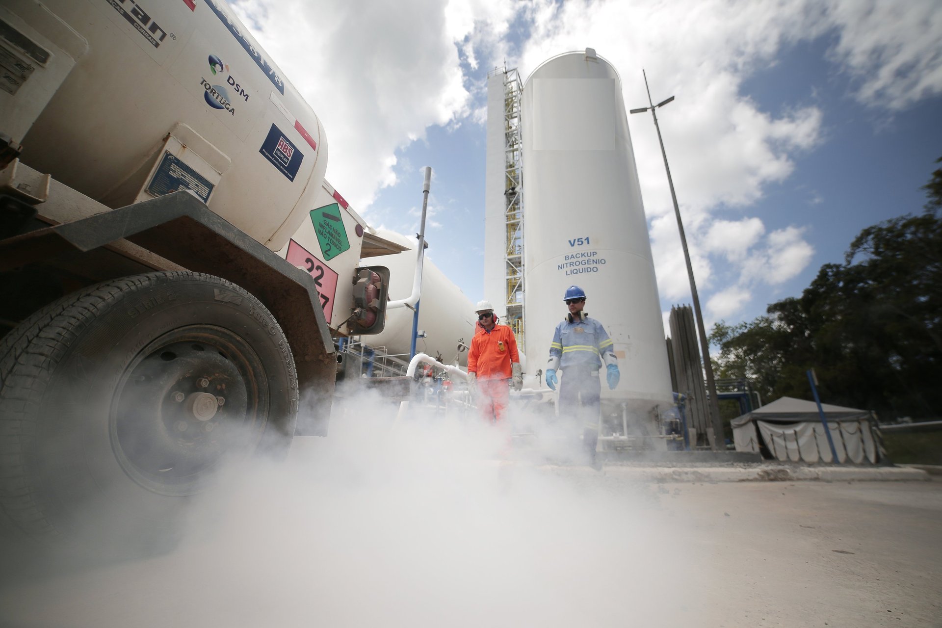Instalação de tanques com os operadores da carreta e do centro de enchimento.