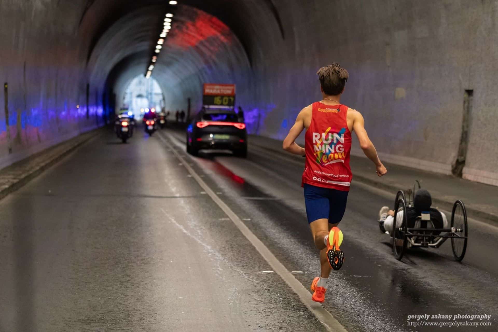 Maratończyk w tunelu w Budapeszcie
