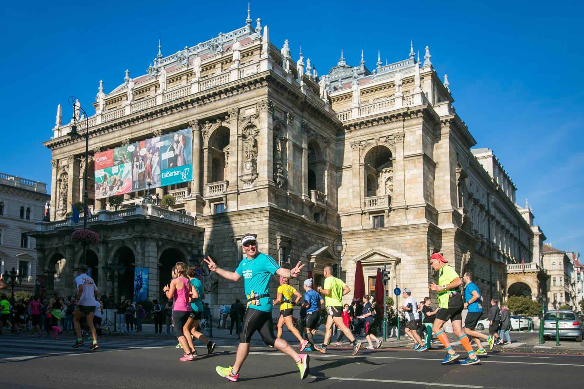 Maratończycy przed Operą w Budapeszcie