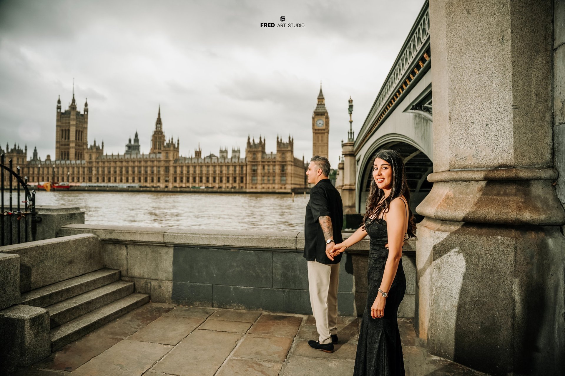 Couple photoshoot by the River Thames with Big Ben view – London photography by Fred Art Studio