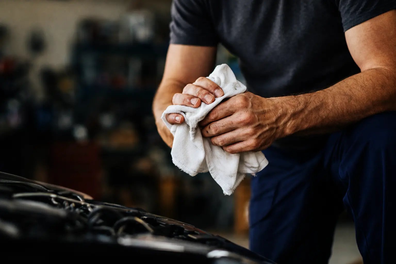 Mani di meccanico in officina, concept visivo Hulemex su manutenzione, impegno e affidabilità.