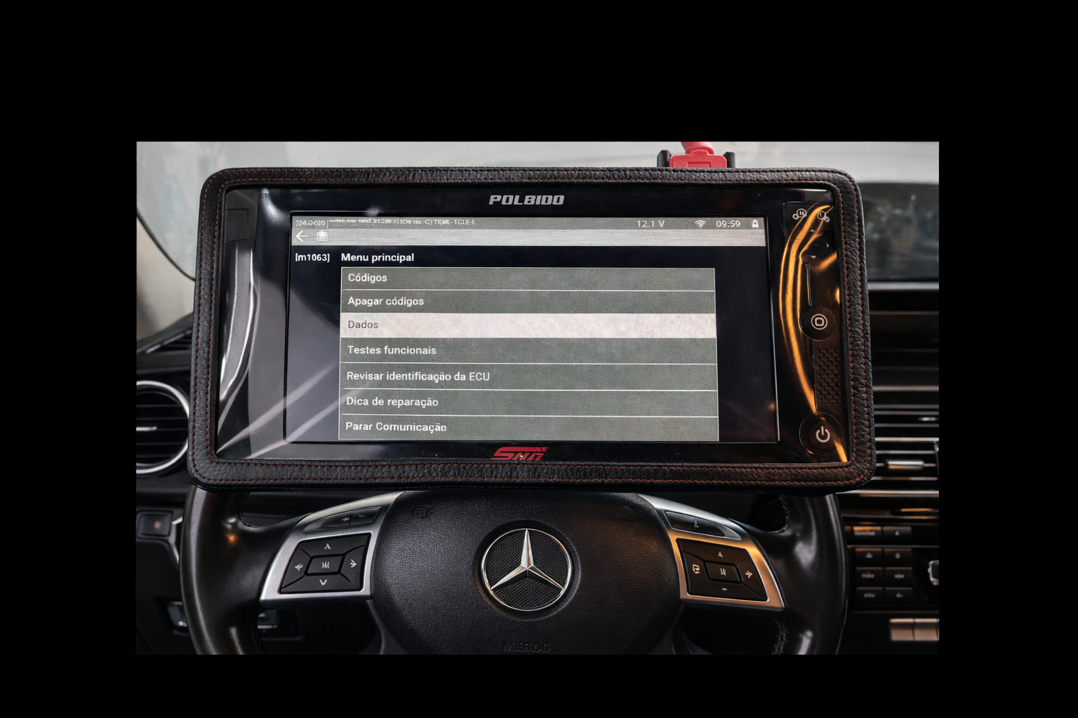 Mecânico realizando diagnóstico automotivo com equipamento profissional em oficina de São José do Ri