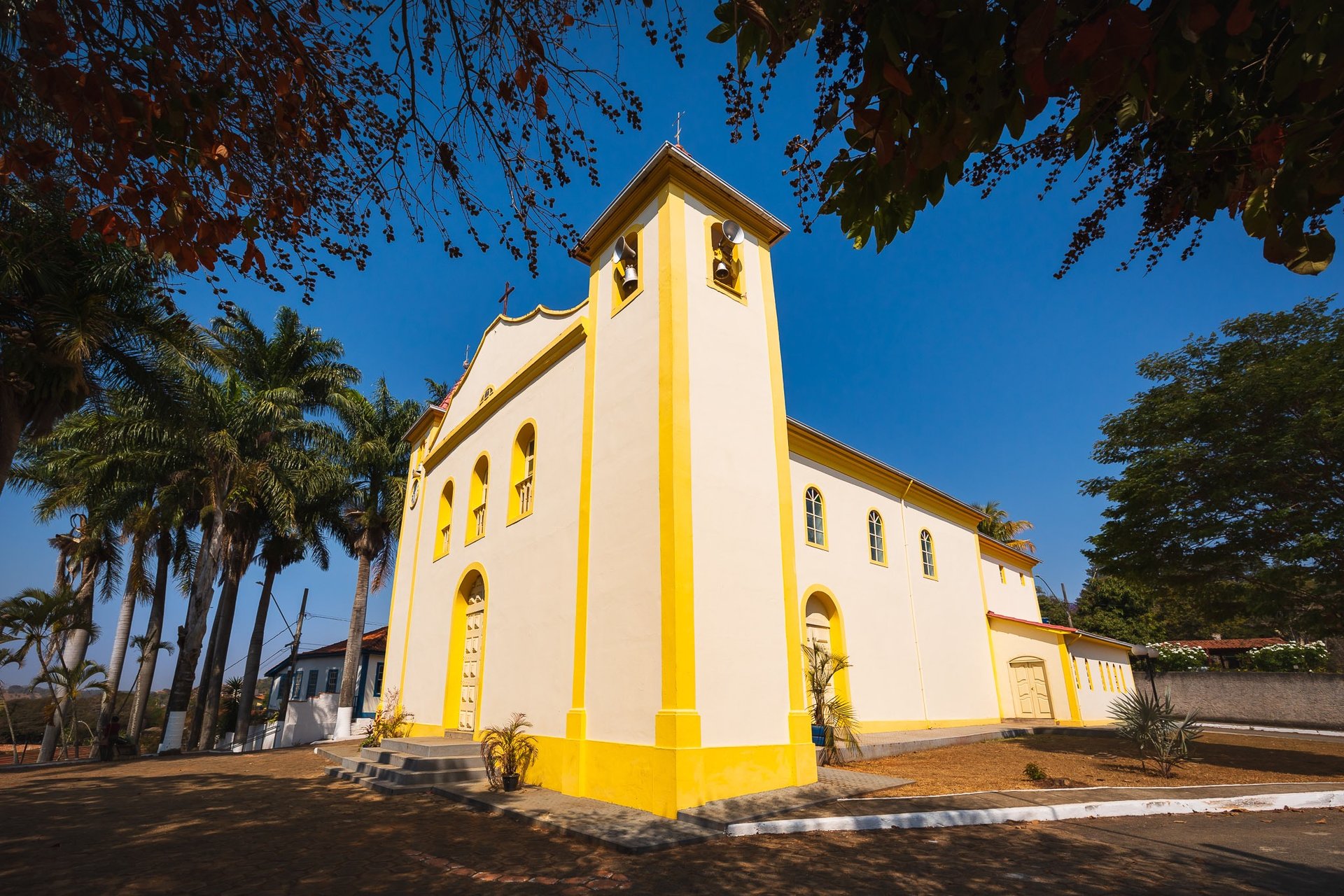 Fotografia documental com a Igreja Matriz de Santana em Onça de Pitangui/MG.