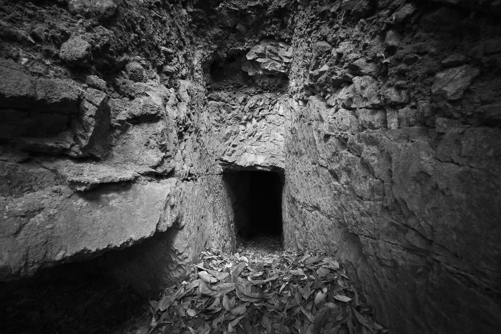 Fotografia documental mostrando a entrada de uma mina de ouro feita por escravizados.