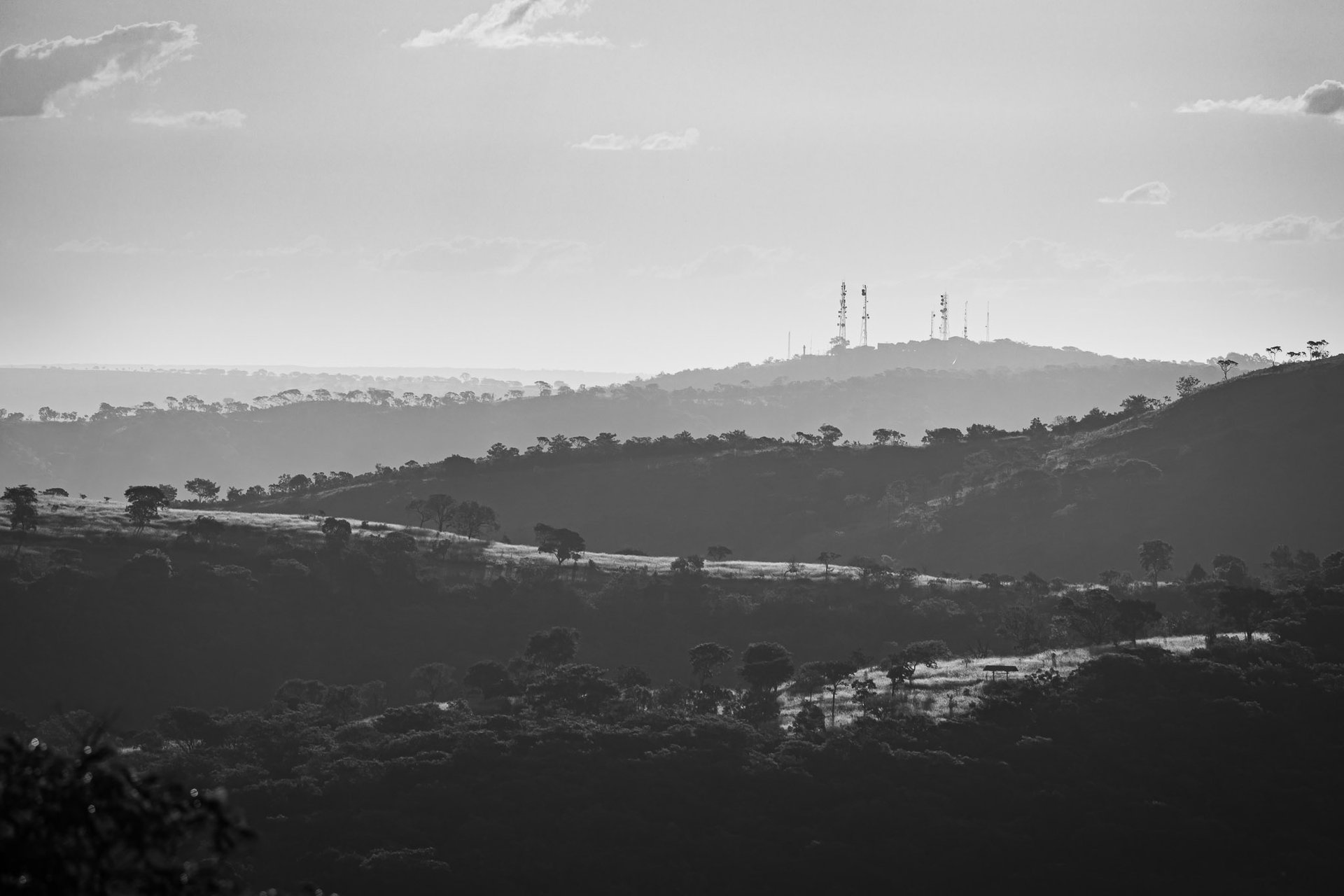 Quadro de paisagem em preto e branco com fotografia de linhas de contorno das serras mineiras.