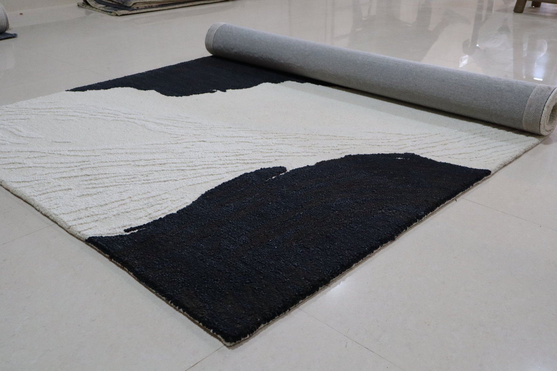 Handtufted Wool Rug Handcrafted by Skilled Indian artisans