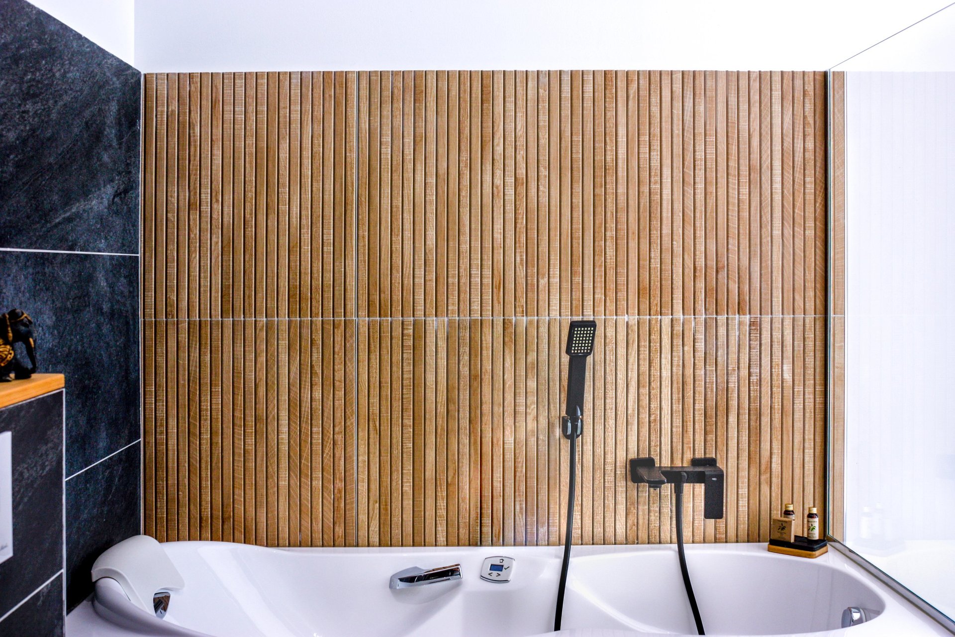 Bath tub with shower hose for spa and hydrotherapy at Domaine Des Lucques