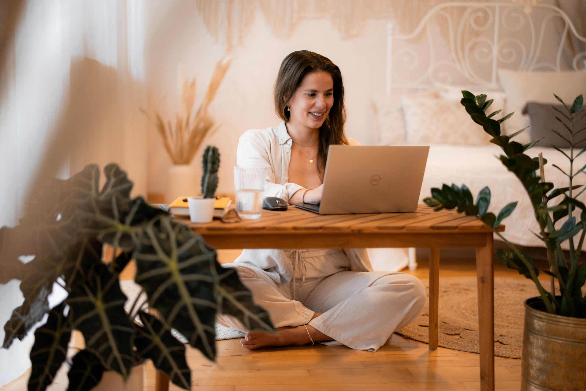 Frau hält ein Beratungsgespräch für Burnout Prävention & Mentale Gesundheit