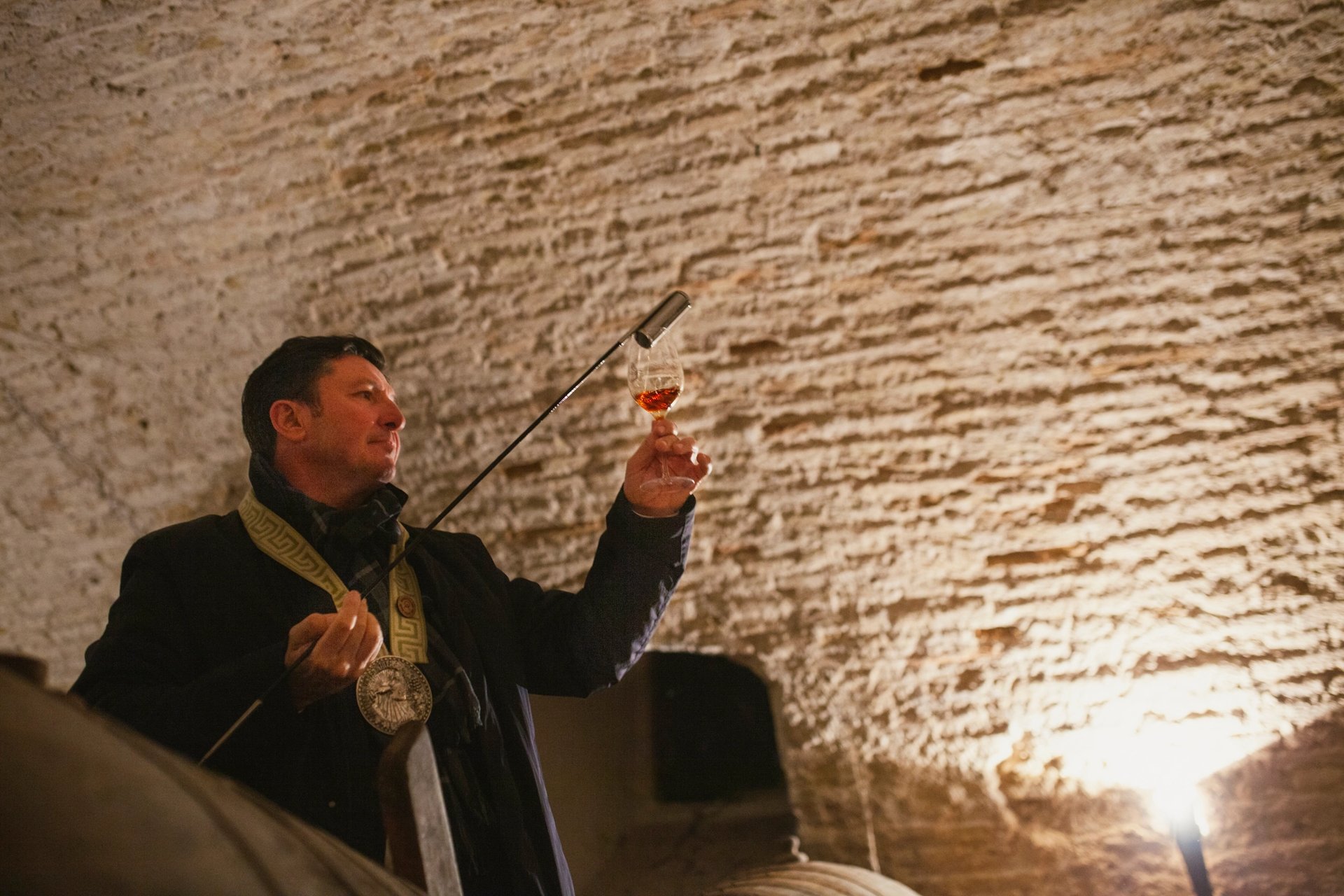 Venenciando vino amontillado en Casa Palop