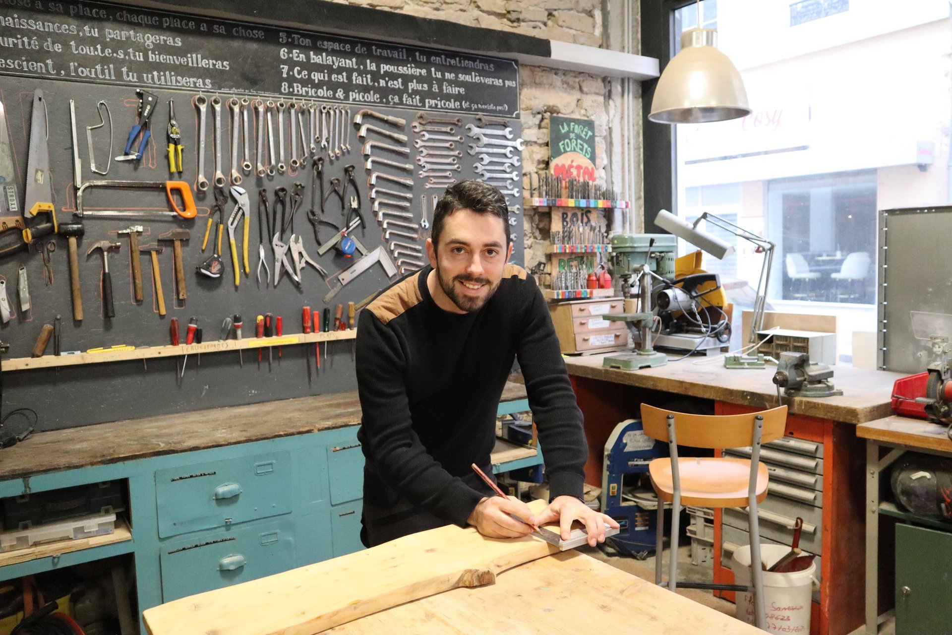 tracage des pièces de bois dans l'atelier de charpente