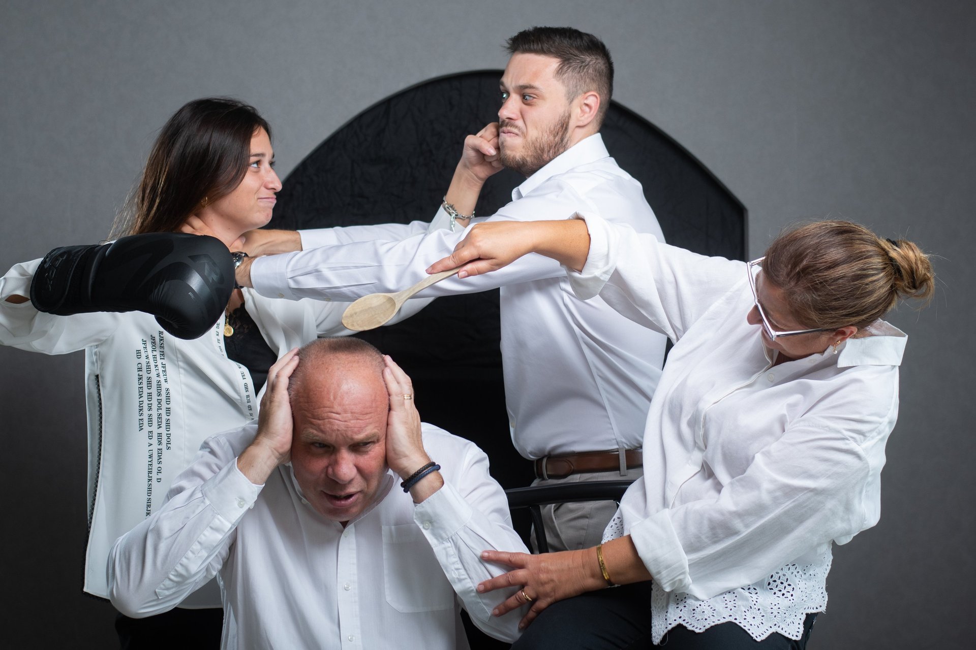 Une photo de famille dans un cadre ludique ou chacun interagie avec les autres.