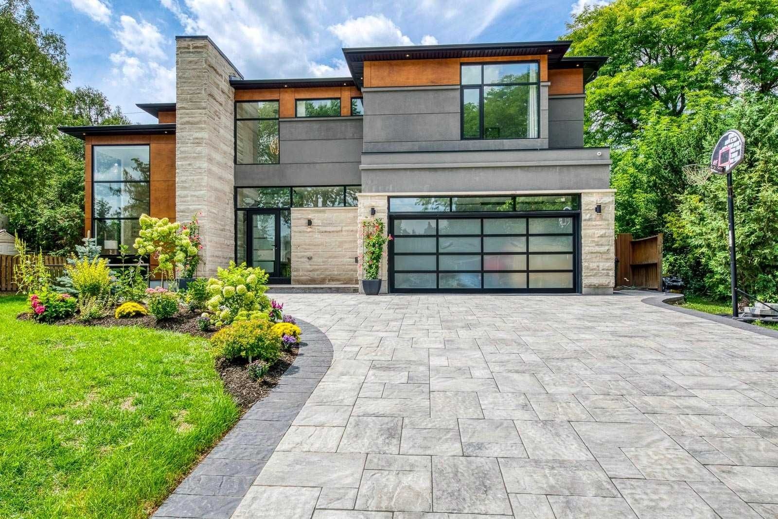 exterior photo of a modern home in Vaughan