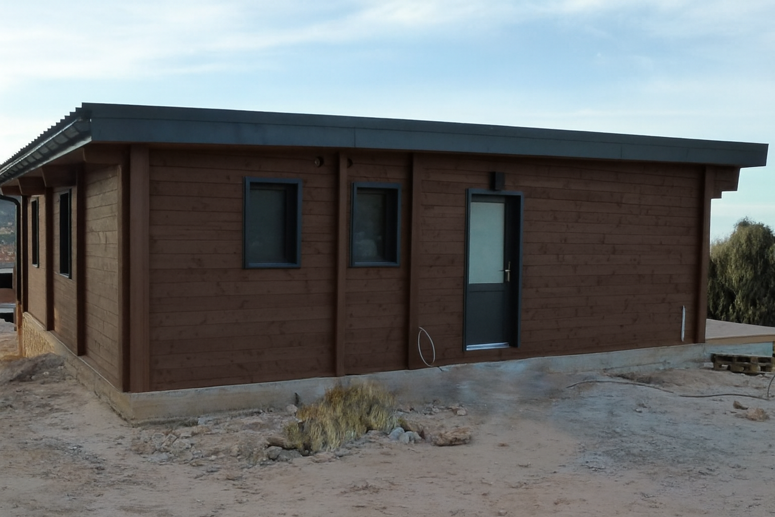 Peinture naturelle bois sur maison moderne foncée  marron chocolat