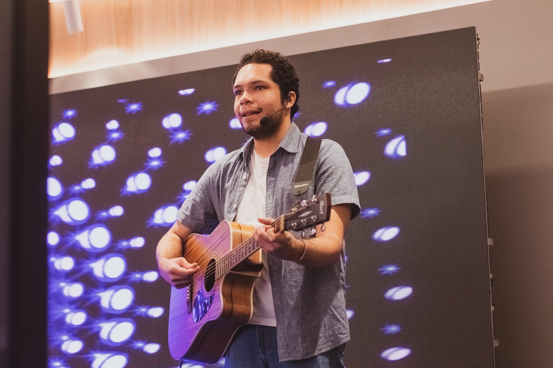 Músico e palestrante autista Lucas Sampaio, durante show em Recife (PE).