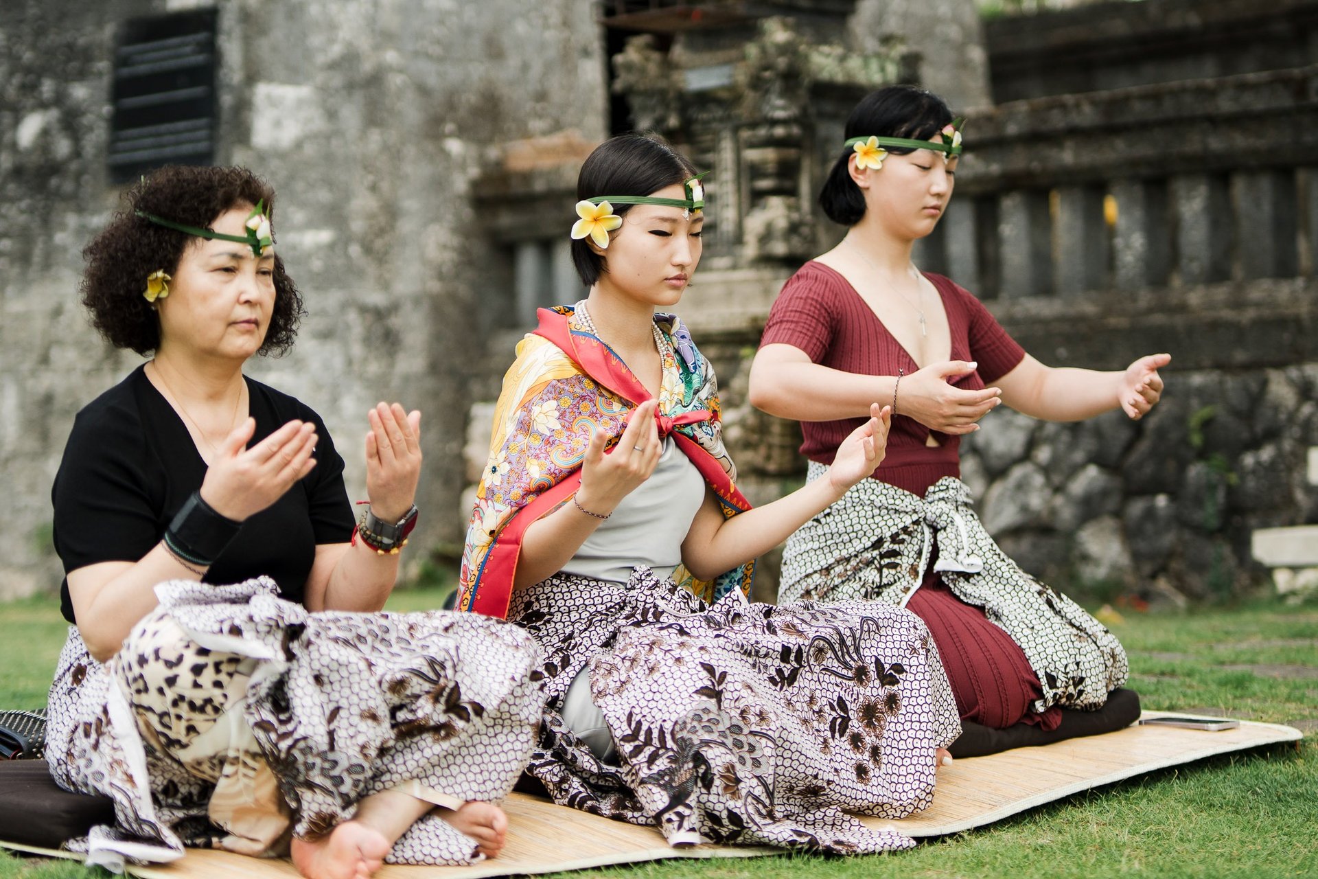Cultural family ritual in Uluwatu Bali at Bvlgari Resort temple garden, meaningful destination family photography