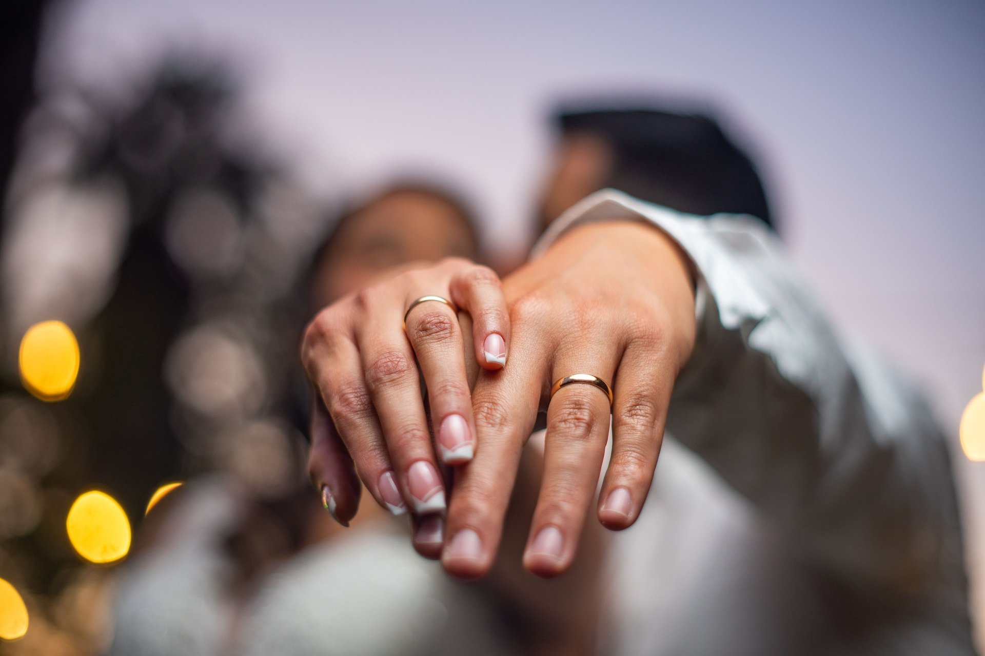Foto plano detalle anillos de recién casados