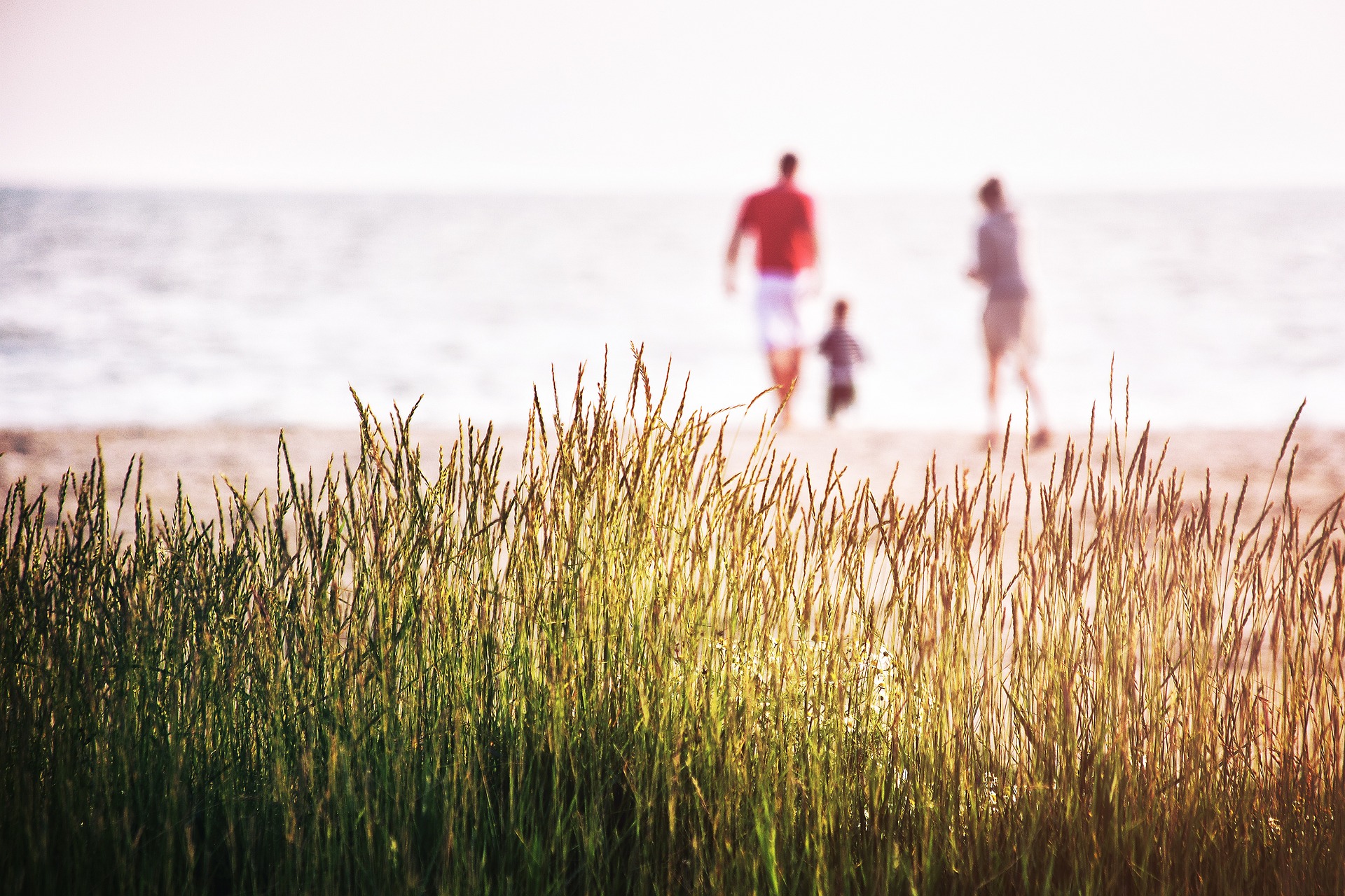 Familie am Strand – Symbol für finanzielle Sicherheit und Vorsorge