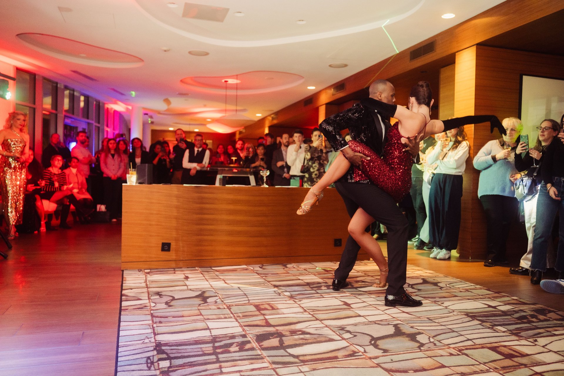 Danseurs durant une soirée à l'hôtel Renaissance Paris République