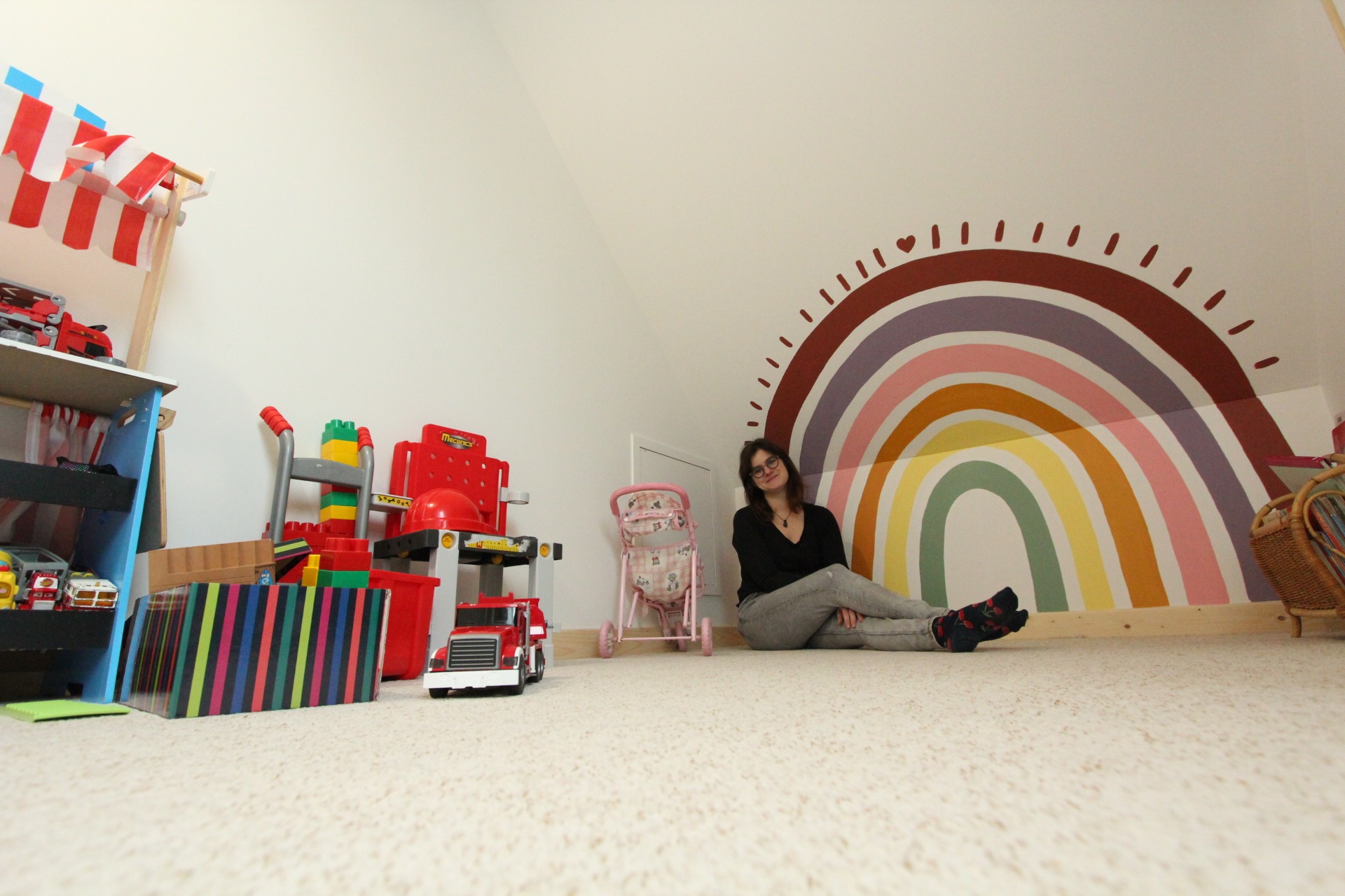 peinture murale en Normandie salle de jeu enfants arc-en-ciel coloré fresque personnalisée clients