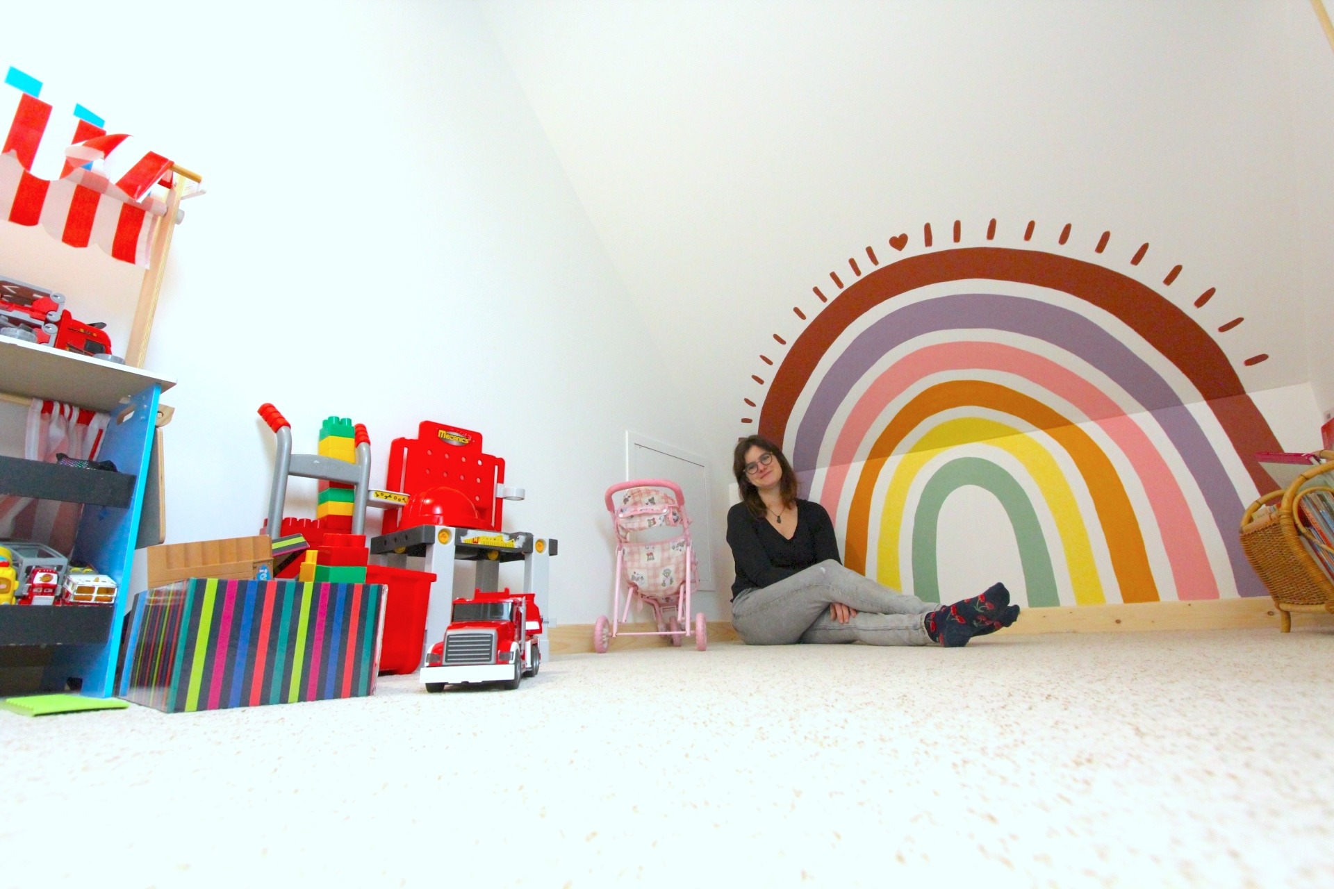 arc-en-ciel peinture mur salle de jeu Caen Normandie Calvados sur-mesure personnalisée