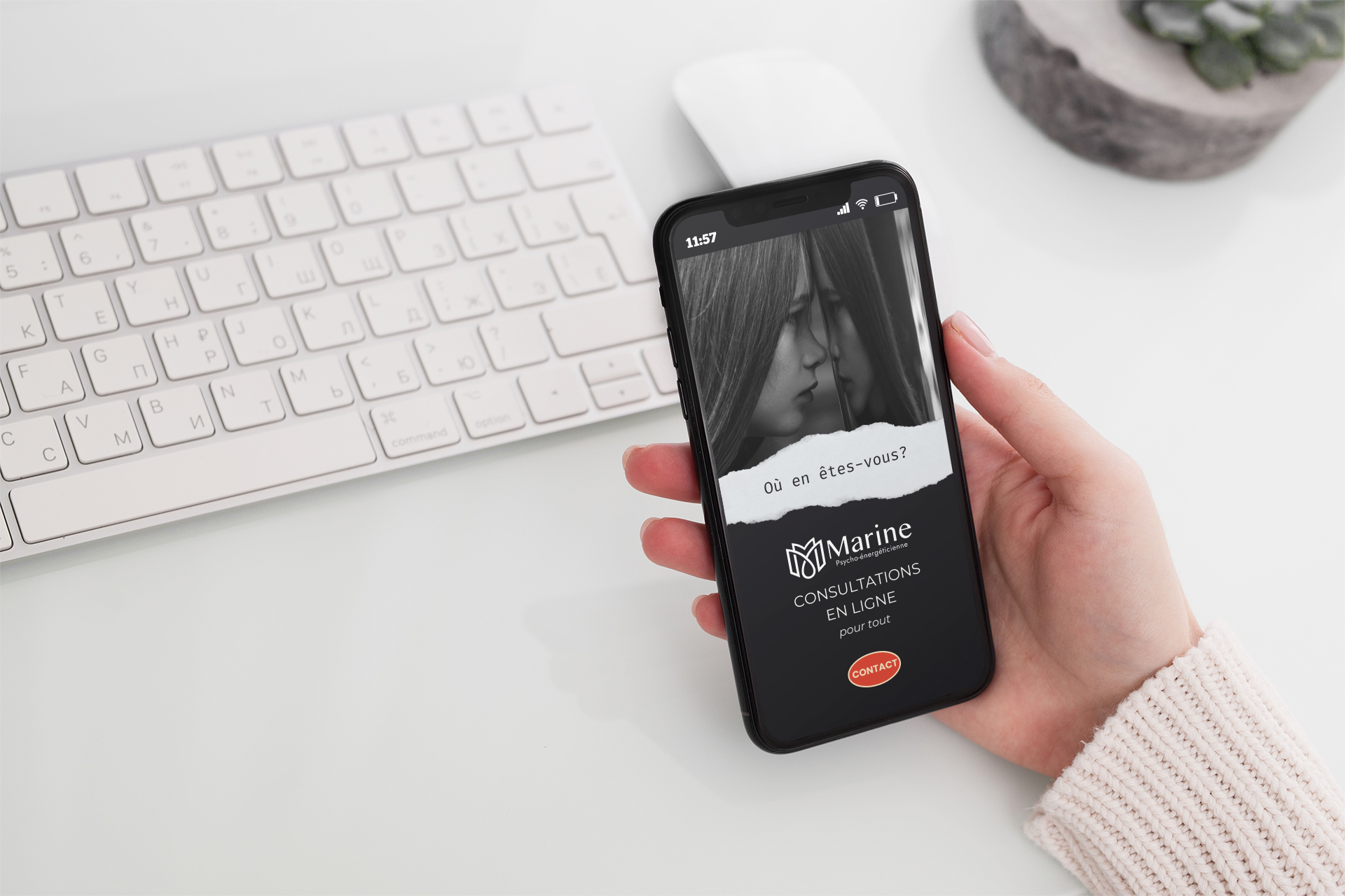 Smartphone affichant un site web de thérapie bien-être pour une consultation en ligne.