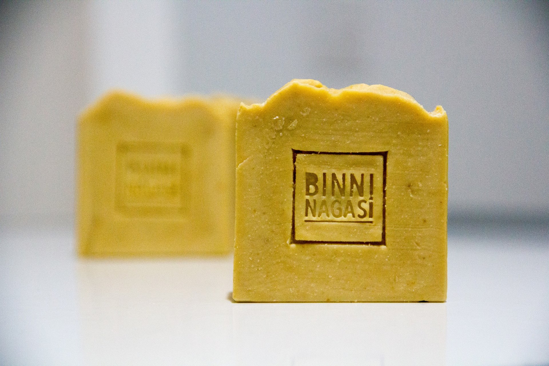 Jabón 100% Natural de Curcuma y Aceite de Olivo Antioxidante y Revitalizante Binni Nagasi