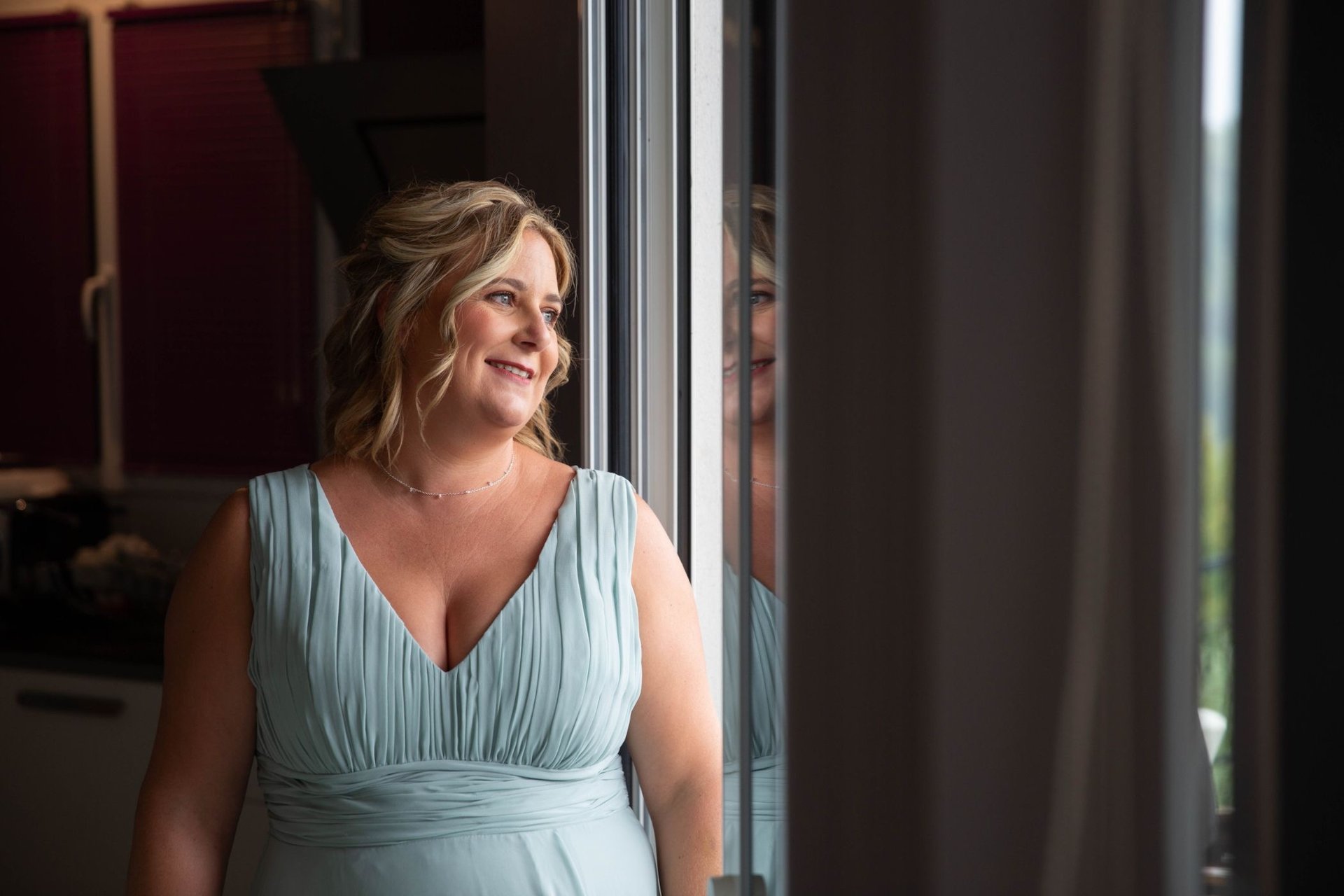 une femme coiffée et maquillée témoin de mariage