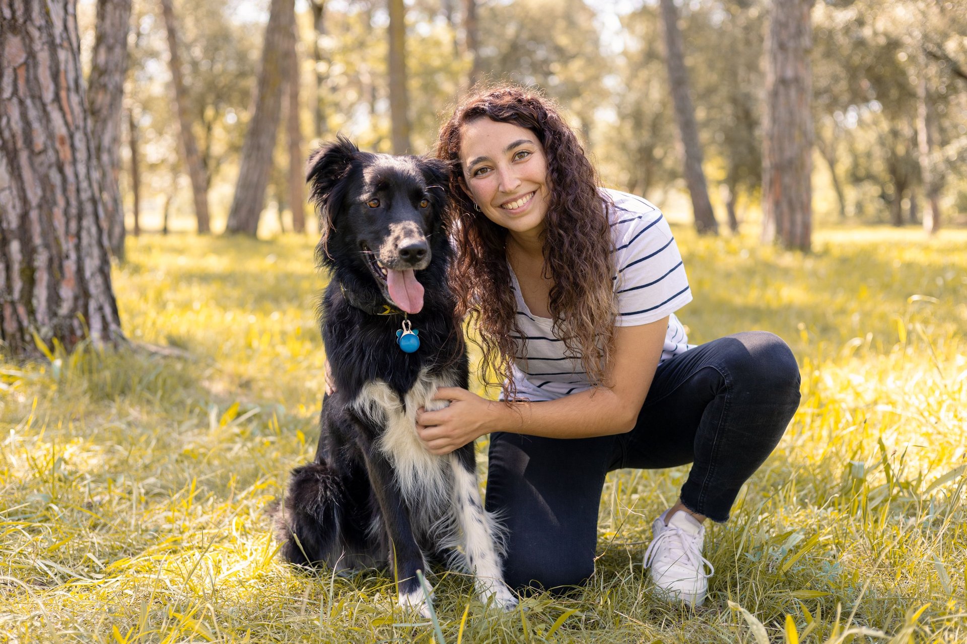 Sessió de fotos de mascotes a Girona amb una donna i un gos en un entorn natural exterior
