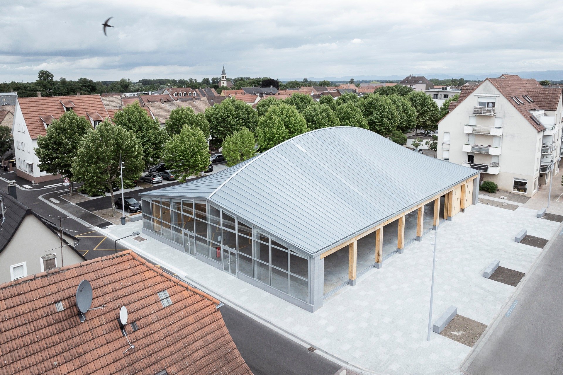 vue aérienne de la halle de bischwiller avec sa toiture comme une coque de bateau