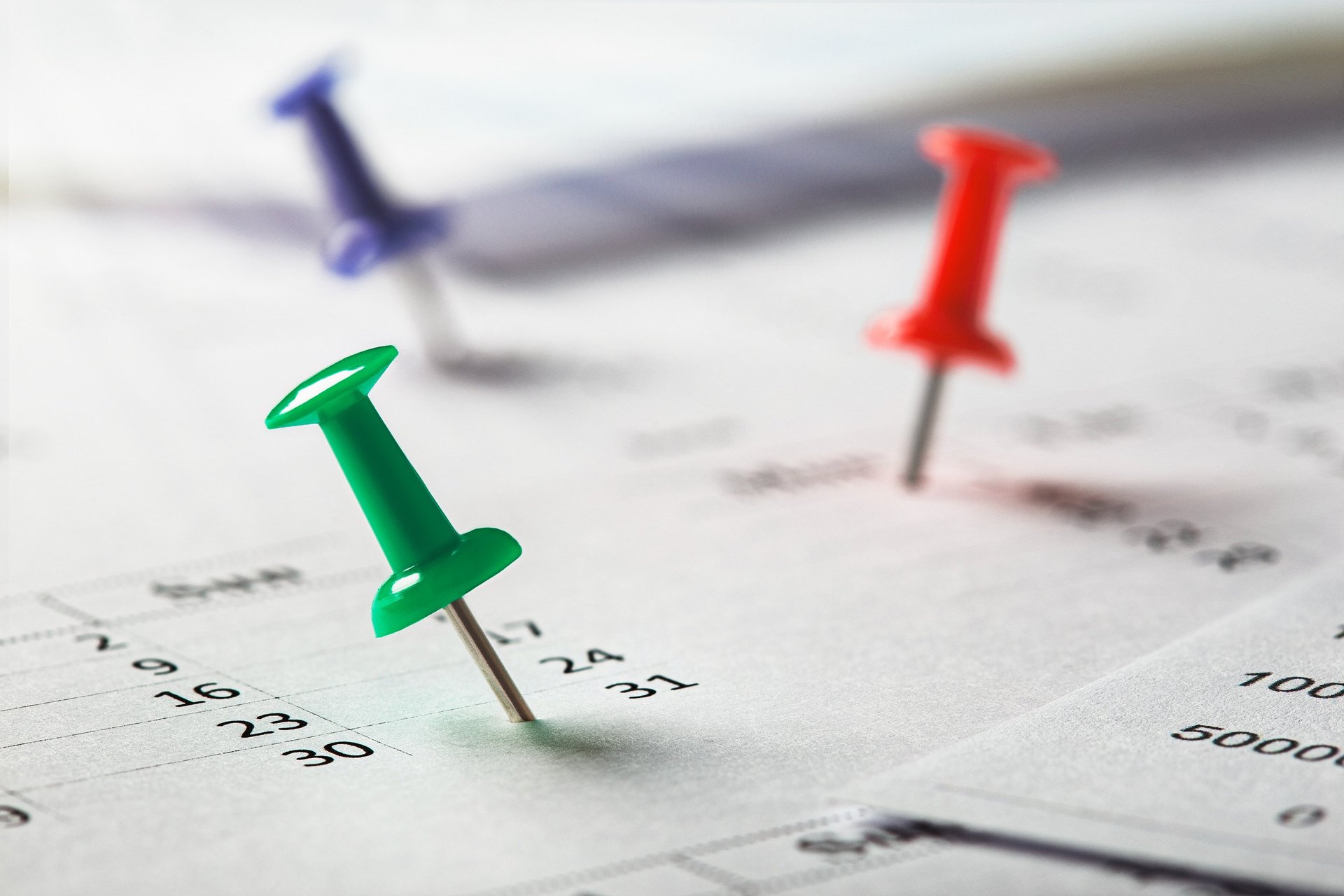 Punaises épinglées sur un calendrier