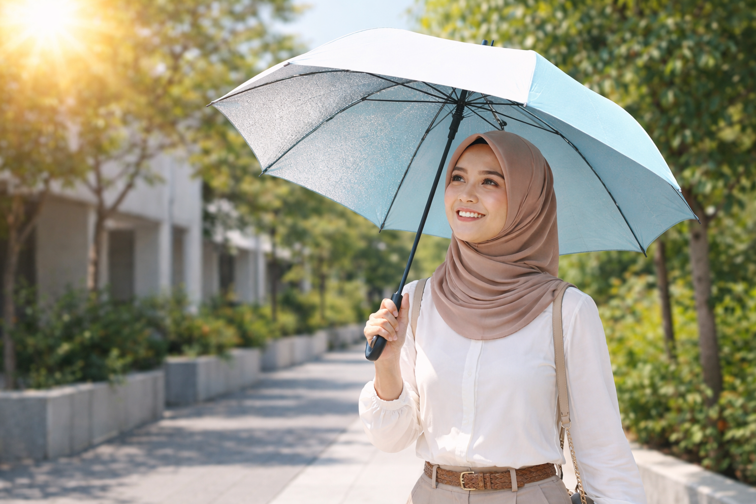 Wanita pakai payung anti UV di bawah terik matahari