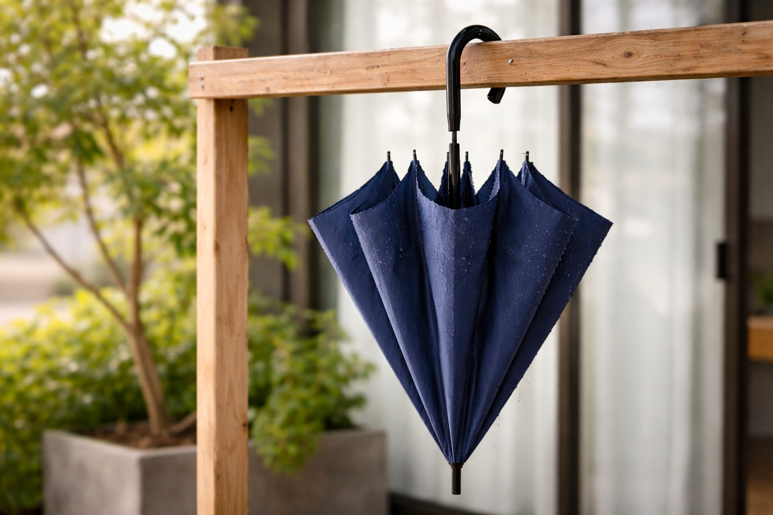 Payung dikeringkan di teras rumah