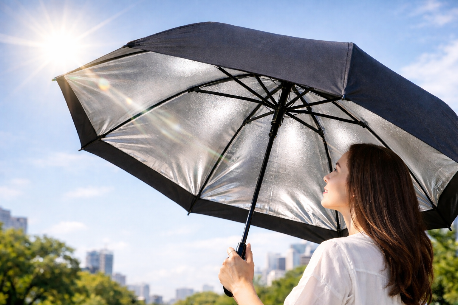Wanita berteduh di bawah payung anti UV