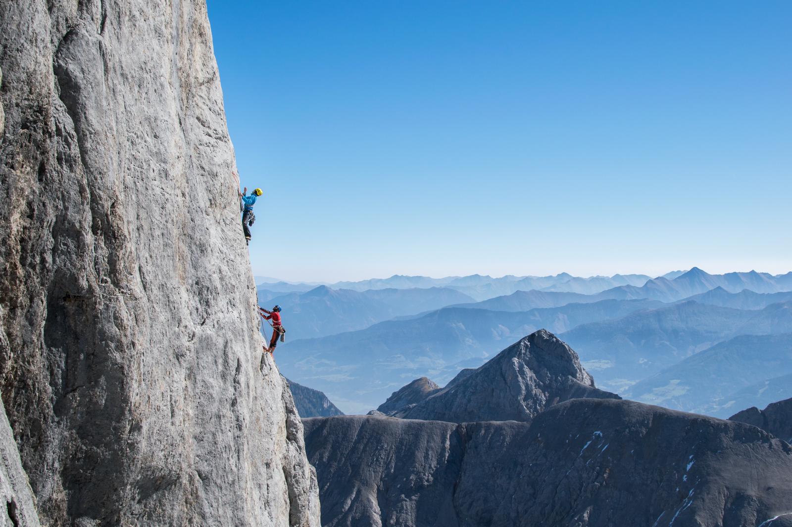2 Kletterer mit Bergführer Rene Guhl als Seilschaft am Koppenkarstein, Dachstein